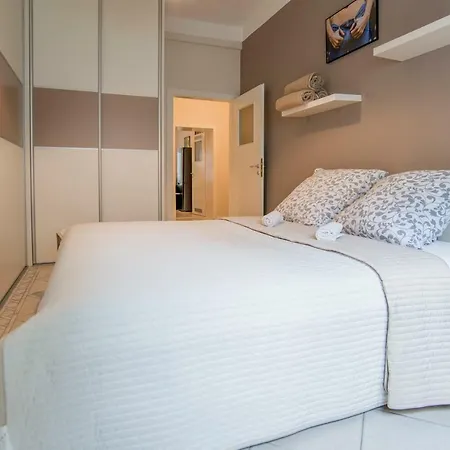 Apartment Deluxe 100 +